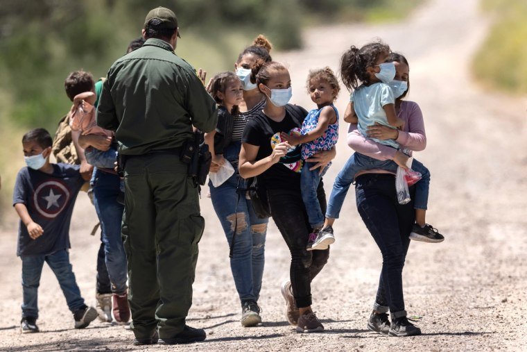 220516-texas-mexico-border-migrants-border-patrol-agent-2021-ac-808p-a7ce7a-1abc14