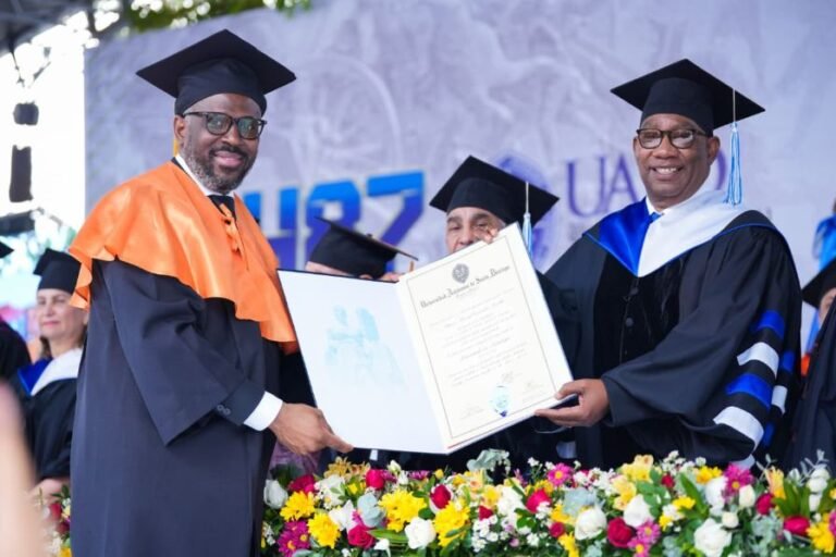 Rector-UASD-entrega-certificado