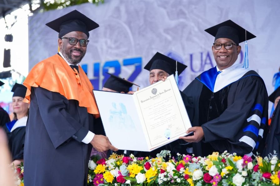 Rector-UASD-entrega-certificado