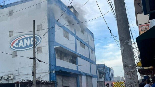incendio-afecta-edificio-de-almacenes-garrido-en-la-duarte-e39c9ec2-focus-0-0-608-342